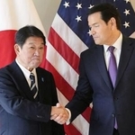 　２月、ルビオ米国務長官（右）と握手する茂木外相＝ドイツ・ミュンヘン（ロイター＝共同）