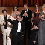 　米アカデミー賞授賞式で壇上に立つパベル・タランキンさん（中央左）＝１５日、ロサンゼルス（ＡＰ＝共同）