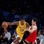 　レーカーズの八村塁（左）とブルズの河村勇輝＝１２日、ロサンゼルス（ＡＰ＝共同）