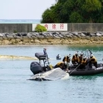 　転覆した船２隻をえい航する海上保安庁の職員ら＝１６日午後１時２６分、沖縄県名護市の辺野古漁港