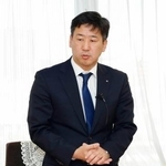 　福島県いわき市役所で記者会見し、赤飯の廃棄について説明する服部樹理教育長＝１６日午後