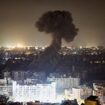 　１３日、レバノンの首都ベイルート南部で立ち上る煙（ロイター＝共同）