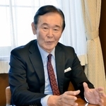 　インタビューに答える文化庁の都倉俊一長官