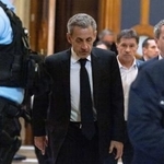 　休廷中に部屋を離れるフランスのサルコジ元大統領（中央）＝１６日、パリ（ゲッティ＝共同）