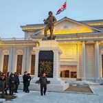 　ロシア支援のために派遣された北朝鮮兵の功績をたたえる「海外軍事作戦戦闘偉勲記念館」を視察する金正恩朝鮮労働党総書記（右端）＝１６日、平壌（朝鮮中央通信＝共同）