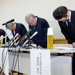 　沖縄・辺野古沖の転覆事故についての記者会見で、頭を下げる同志社国際中学・高校の西田喜久夫校長（右から２人目）ら＝１７日午前、京都府京田辺市