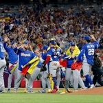 　イタリアに勝利して決勝進出を決め、喜ぶベネズエラの選手ら＝マイアミ（共同）