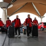　経由地のマレーシアを出国するため、空港に着いたイランのサッカー女子代表選手団＝１６日、クアラルンプール（ロイター＝共同）