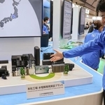 　「水素・燃料電池展」でトヨタ自動車が出展した、水電解装置の実証機の模型＝１７日午後、東京都江東区の東京ビッグサイト