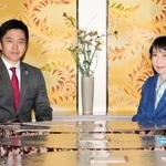 　会談に臨む高市首相（右）と日本維新の会の吉村代表＝１７日午後、国会