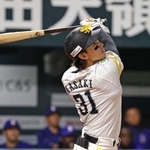 　７回、右越えに３ランを放つソフトバンク・正木＝みずほペイペイドーム