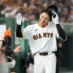 　５回、本塁打を放ちベンチ前で迎えられる巨人・平山＝東京ドーム