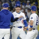 　笑顔を見せるドジャースの大谷翔平＝２０２５年８月、米ロサンゼルス（共同）