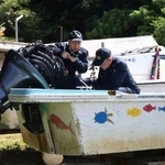 　転覆した船「平和丸」を調べる運輸安全委員会の事故調査官＝１８日午前、沖縄県名護市辺野古