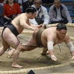 　炎鵬（左）が突き落としで荒篤山を破る＝エディオンアリーナ大阪