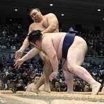 　霧島（奥）が突き落としで豪ノ山を破る＝エディオンアリーナ大阪