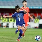 　日本-韓国　前半、先制ゴールを決める植木＝シドニー（共同）