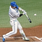 　４回、勝ち越し２ランを放つ日本ハム・郡司＝エスコンフィールド