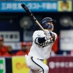　２回、右越えに３ランを放つオリックス・西野＝京セラドーム