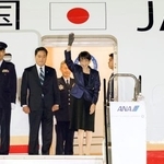 　日米首脳会談のため、羽田空港を出発する高市首相＝１８日夜