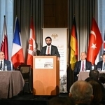 　国際タスクフォースの発足式典で演説する、シリア暫定政府のオラビ国連大使（中央）＝１８日、米ニューヨーク（共同）　