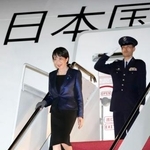 　日米首脳会談のため、ワシントン郊外のアンドルーズ空軍基地に到着した高市首相＝１８日（共同）