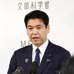 　記者会見する松本文科相＝１９日午前、文科省