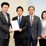 　木原官房長官（左端）に日米首脳会談に関する提言を手渡した（左２人目から）中道改革連合の小川代表、立憲民主党の水岡代表、公明党の竹谷代表＝１９日午前、国会