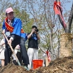 　２０２５年３月、桜の木を植樹する日中共同建設桜友誼林保存協会の新発田豊会長＝中国江蘇省無錫市（共同）