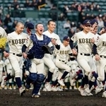 　崇徳に勝利し、駆け出す八戸学院光星ナイン＝甲子園