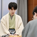 　第７５期王将戦７番勝負第６局で永瀬拓矢九段（手前）に勝利した藤井聡太王将＝１９日午後、名古屋市