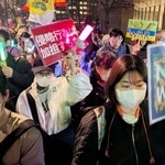 　国会前で声を上げる集会の参加者ら＝１９日午後