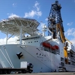 　静岡市の清水港に停泊する地球深部探査船「ちきゅう」＝１９日午後