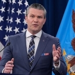 　１９日、米ワシントン近郊で記者会見するヘグセス国防長官（ＡＰ＝共同）