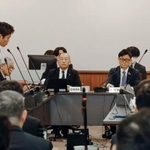 　大阪府議会の総務常任委員会で答弁する吉村洋文知事（左端）＝１９日午後、大阪府庁