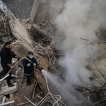 　レバノンの首都ベイルートで、イスラエル軍の空爆後、壊れた建物の火を消す消防士ら＝１８日（ゲッティ＝共同）
