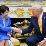 　会談で握手を交わす高市首相（左）とトランプ米大統領＝１９日、ワシントンのホワイトハウス（共同）