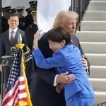 　首脳会談を前に、トランプ米大統領とハグを交わす高市首相（手前）＝１９日、ワシントン（ホワイトハウスのＸから）