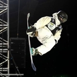 　決勝トーナメント進出を決めたスノーボード男子ハーフパイプの戸塚優斗＝ラークス（共同）