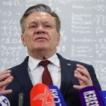 　記者会見で話すロスアトムのリハチョフ総裁＝１３日、モスクワ（タス＝共同）