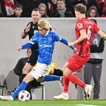 　フライブルク戦で競り合うゲンクの伊東（左）＝フライブルク（共同）