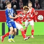 　オロモウツ戦で競り合うマインツの佐野（右）＝マインツ（共同）