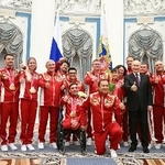 　ミラノ・コルティナ冬季パラリンピックに出場したロシア選手らと写真に納まるプーチン大統領（右から５人目）＝１９日、モスクワ（ロシア大統領府提供・共同）