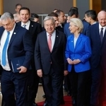 　ＥＵ首脳会議の記念撮影に向かうハンガリーのオルバン首相（左から２人目）ら＝１９日、ブリュッセル（ＡＰ＝共同）