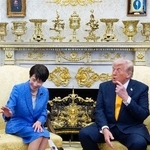 　ホワイトハウスで会談する高市首相（左）とトランプ米大統領＝１９日、ワシントン（共同）