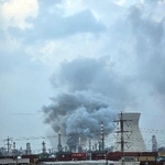 　１９日、イランの攻撃を受け、煙を上げるイスラエル北部ハイファの製油所（ロイター＝共同）