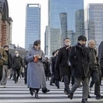 　通勤する人たち＝１月、ＪＲ東京駅前