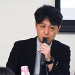 　講演する共同通信政治部の福田公則記者＝２０日午後、横浜市（共同）