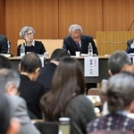 　地下鉄サリン事件から３１年となり、開かれた集会。左から２人目は遺族の高橋シズヱさん、右端は元警察庁刑事局長の垣見隆氏＝２０日午後、東京都千代田区