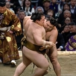 　霧島（奥）が寄り倒しで王鵬を破る＝エディオンアリーナ大阪